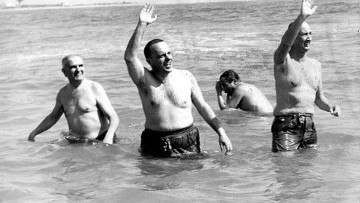 Fraga saludando a los cientos de estadísticos bayesianos que se agolparon en la playa, y que la censura franquista impidió ver.