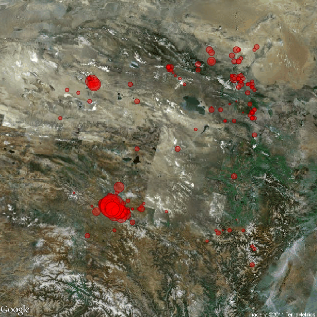 在卫星地图上标记地震发生的地点和震级：左图仅标记地点，右图用圆圈大小代表震级大小。